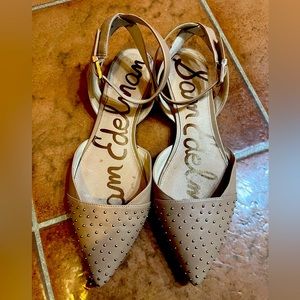 Pointy-toed beige flats with attitude